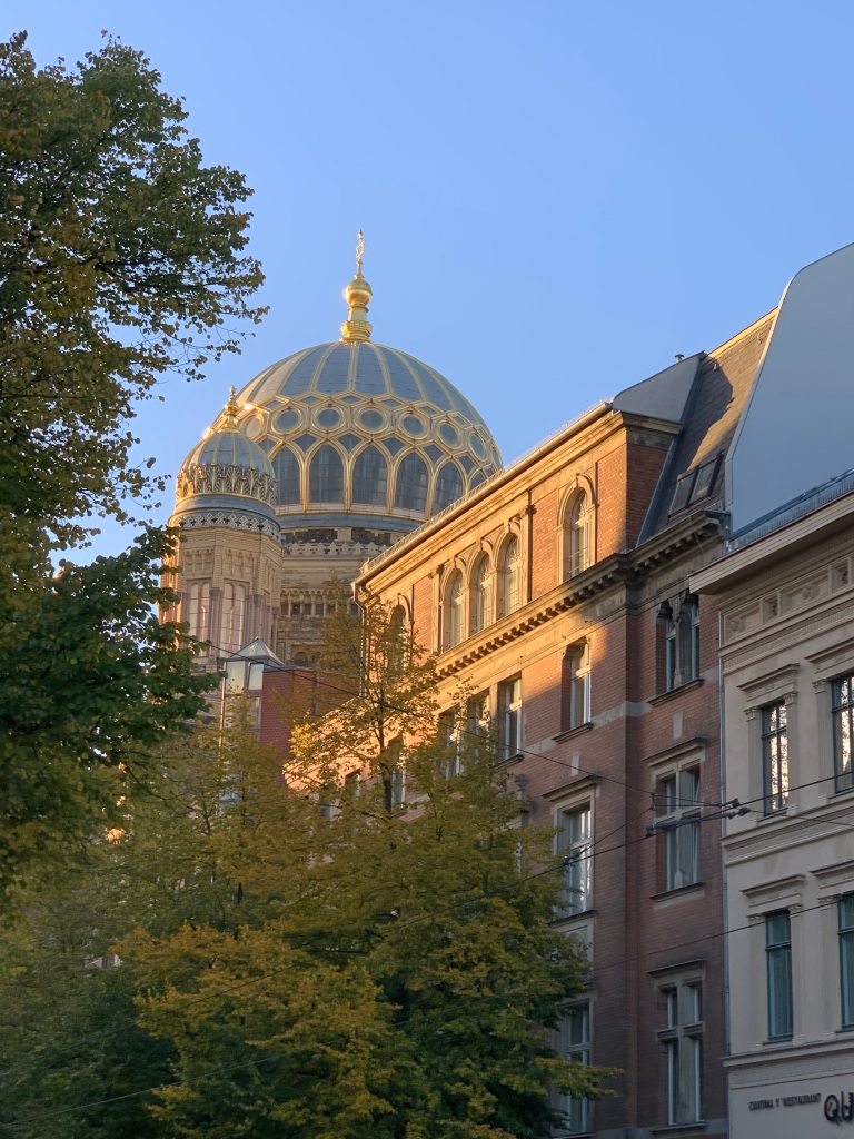 Blick auf die Kuppel der Neuen Synagoge unter blauem Himmel in der beginnenden Abendsonne.